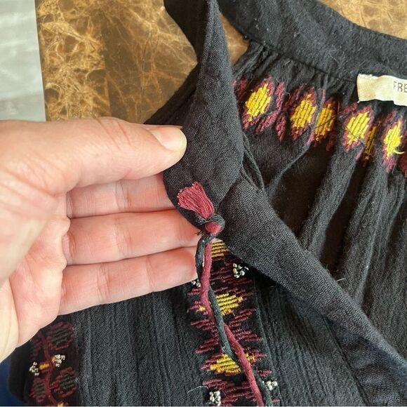 Free Generation Los Angeles Women Black Sleeveless Blouse M Embroidered - Picture 7 of 9